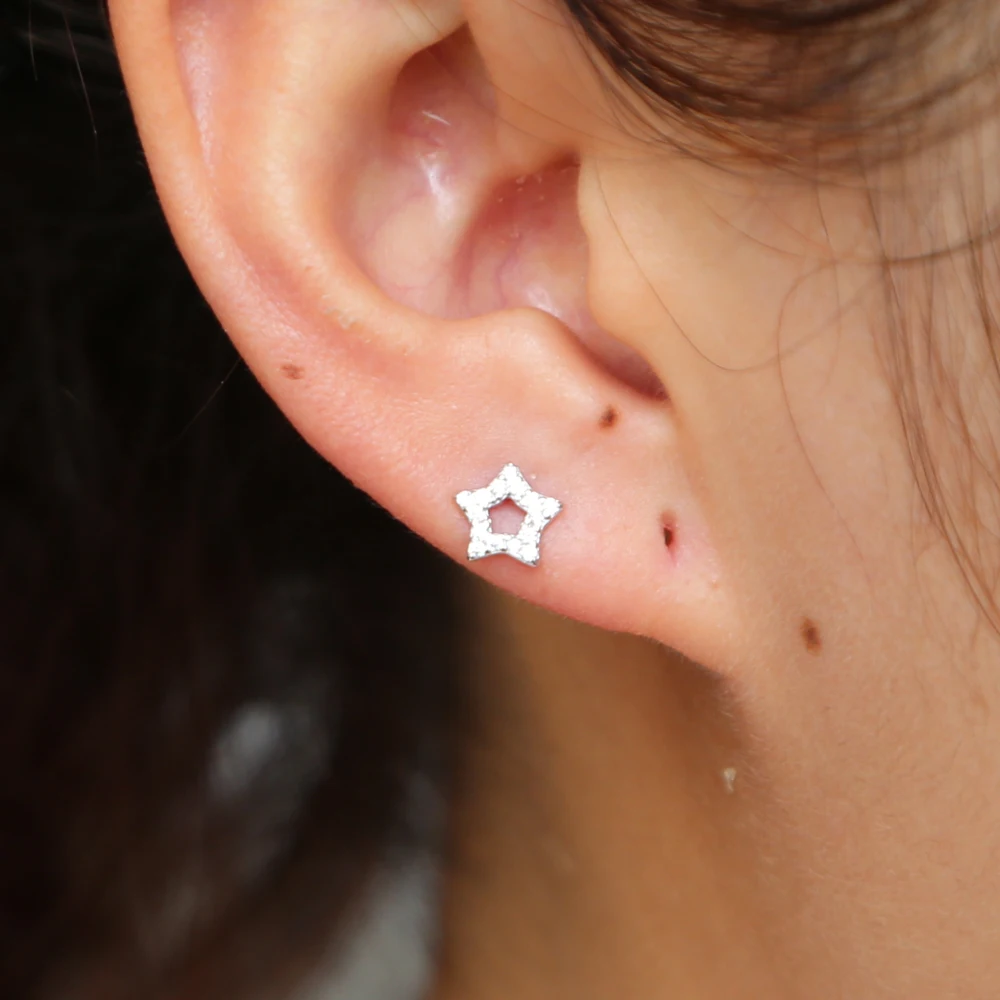 Женские серьги-гвоздики с полой звездой подарочные элегантные изысканные