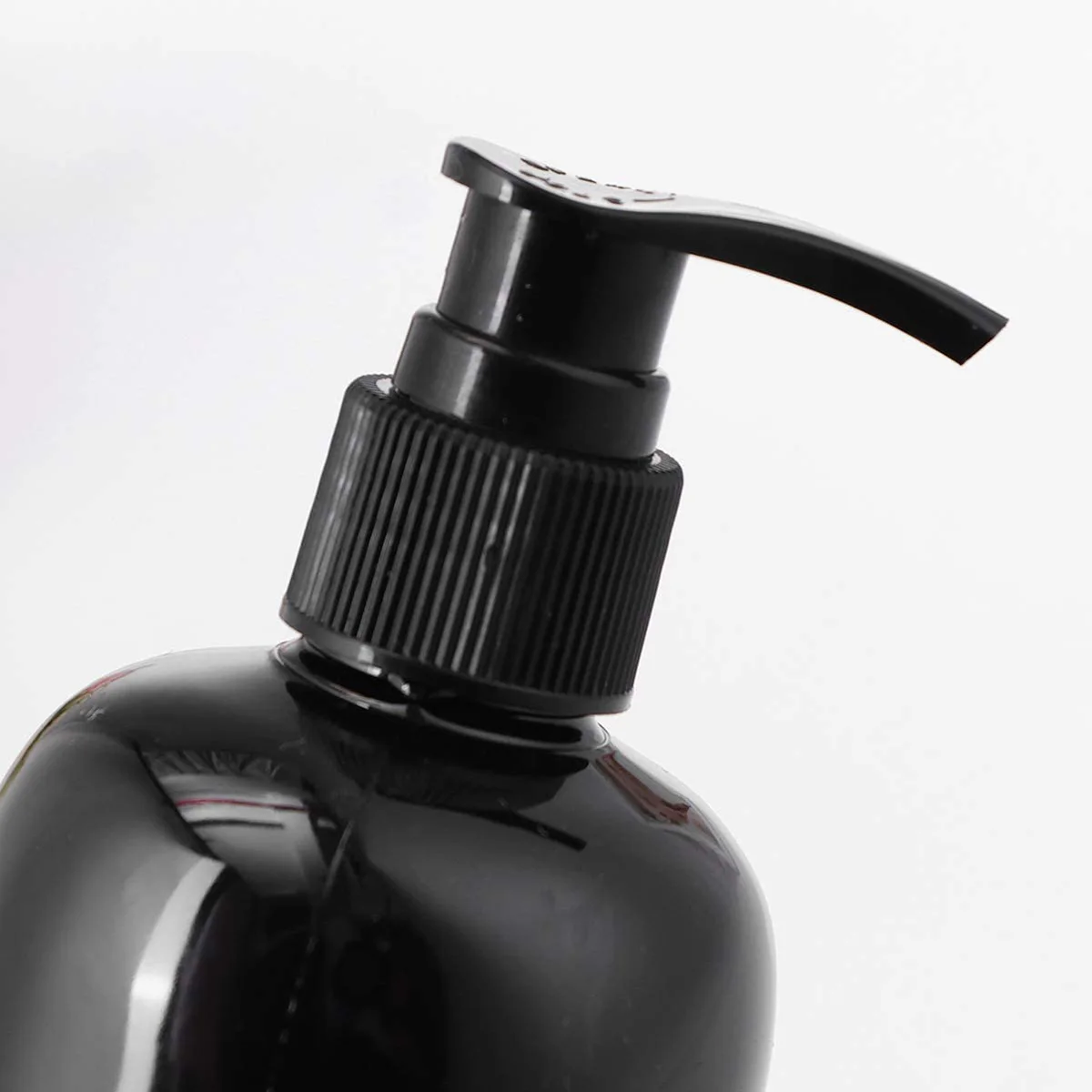 

4Pcs 500ml Black Press Pump Bottle Cylindrical Screw Pump Bottle Shampoo Body Lotion Sub-bottle Bathroom Portable Press Lotion