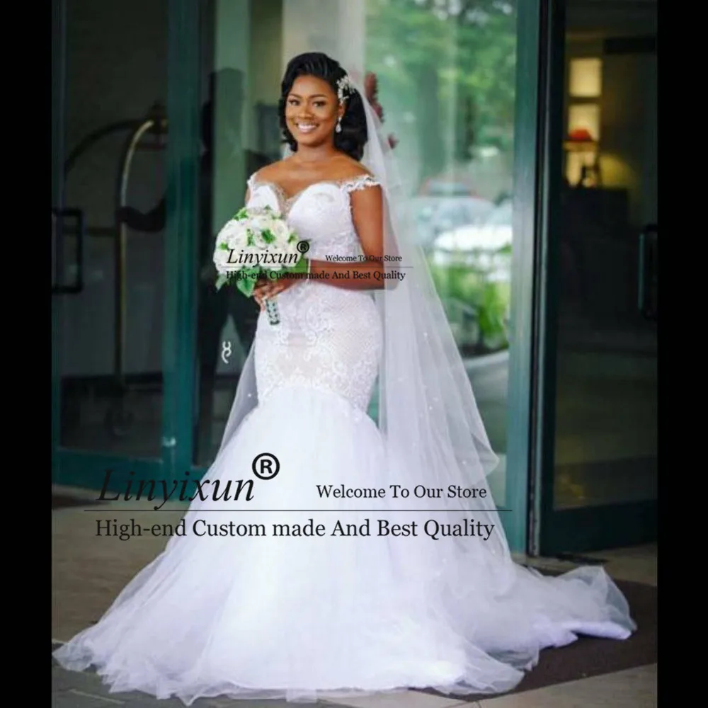 

Винтажное свадебное платье с юбкой-годе, открытыми плечами и шлейфом