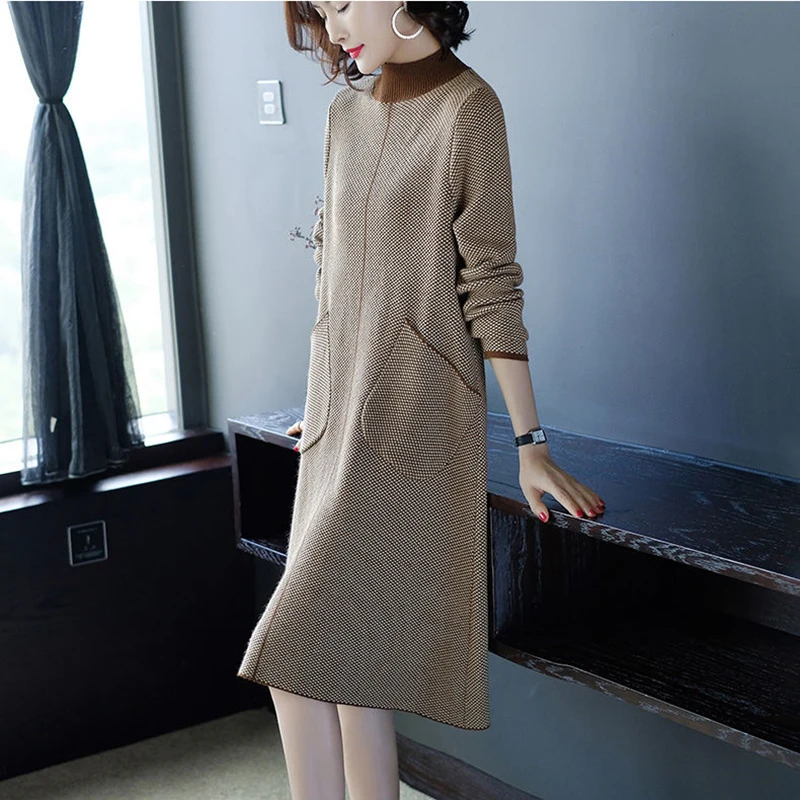 Зимние свободные вязаные платья-свитера из твида с высоким воротником осень 2024