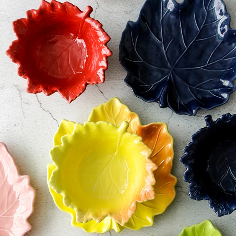 Кленовые листья керамическая тарелка торт фруктовые закуски блюда и тарелки