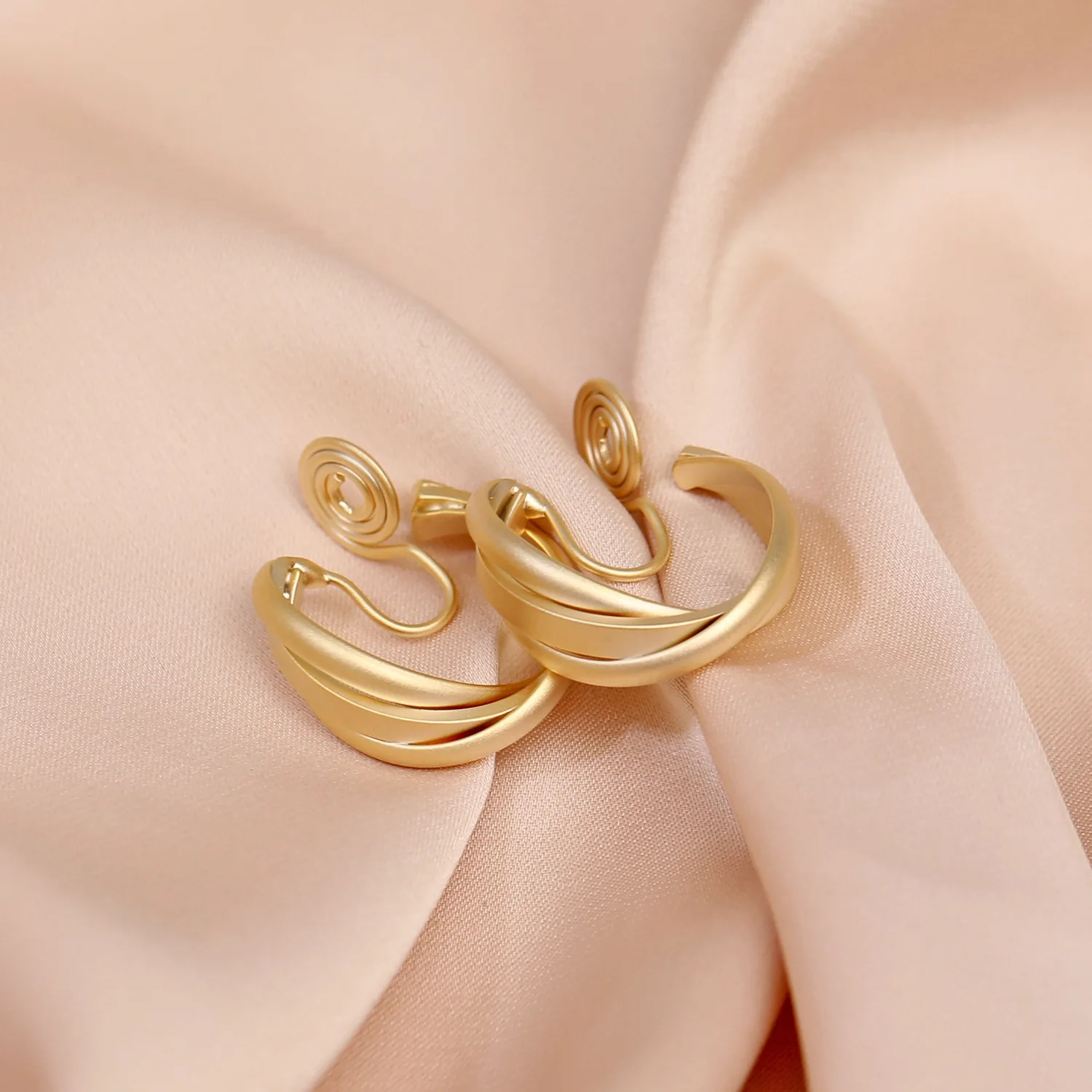 

Minimalist Matte High-end Mosquito Coil Ear Clips Temperament Circle Dangle Earrings No Pierced Female Unusual Jewelry Pendant