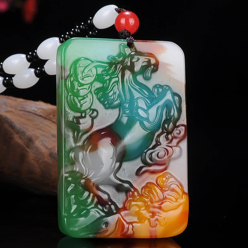 

Ожерелье из бисера с подвеской в виде лошади из нефрита