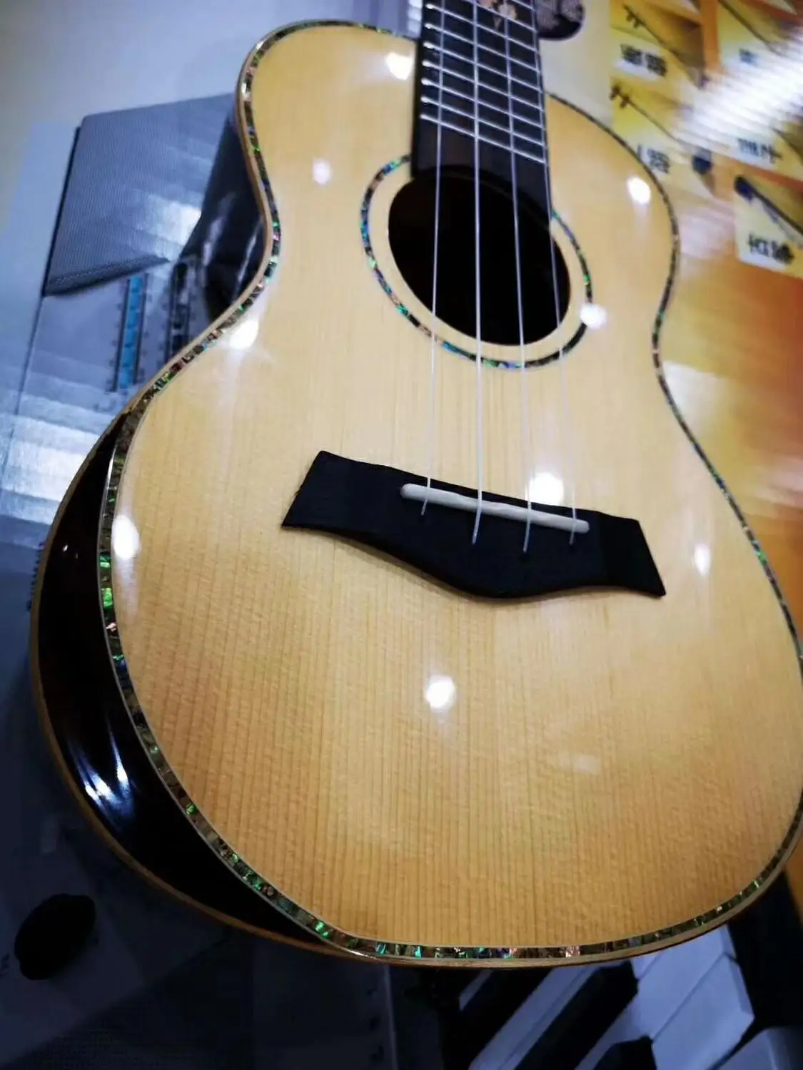 

23-inch spruce rosewood ukulele light