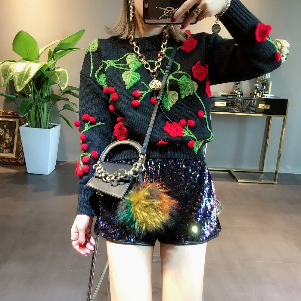 Женский вязаный свитер с объемными цветами и вишневыми листьями Осенний белого