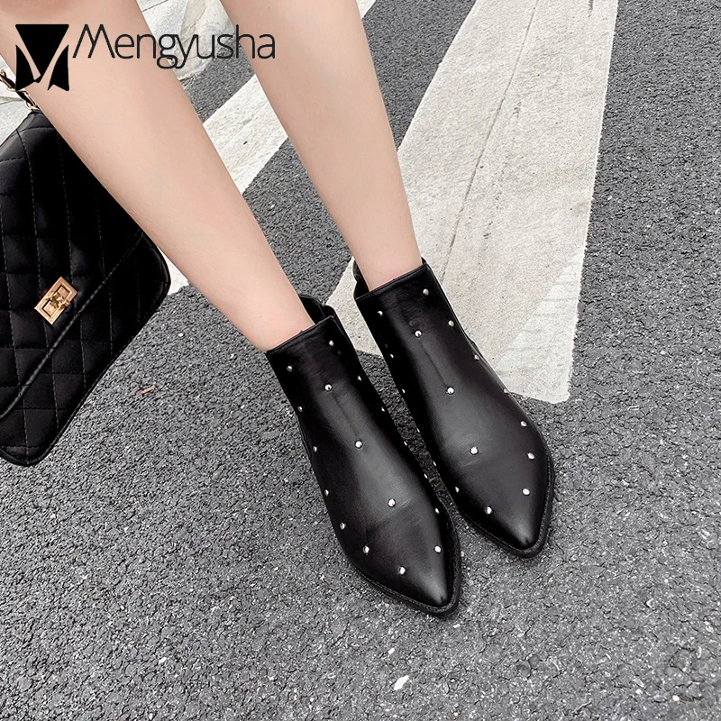 Женские ботинки челси с заклепками кожаные байкерские на массивном каблуке