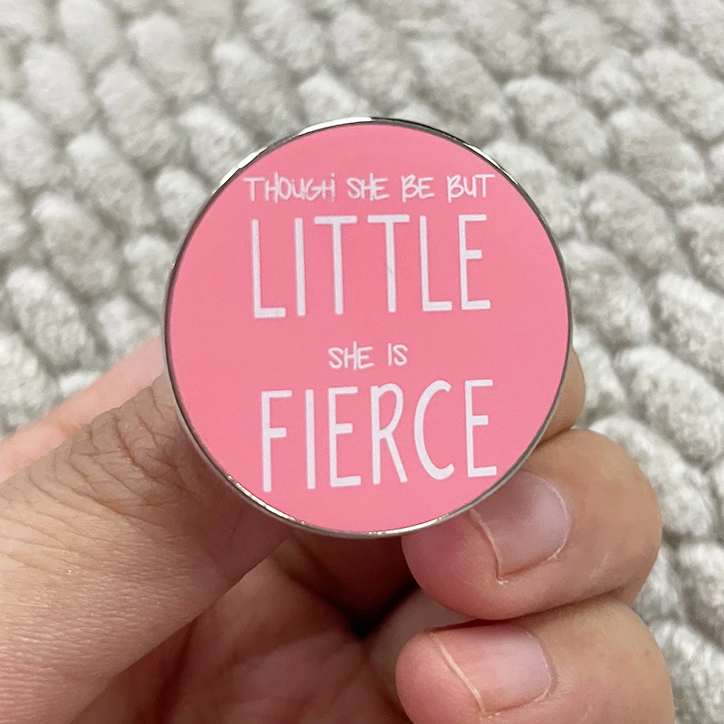 Хоть она и быть маленькой Очаровательная эмалированная булавка Шекспира мечта о