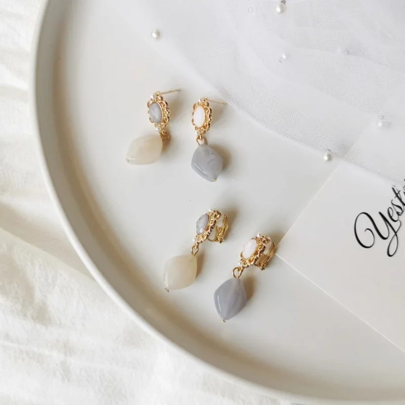 Простые нежные полимерные серьги-клипсы во французском стиле с подвесками