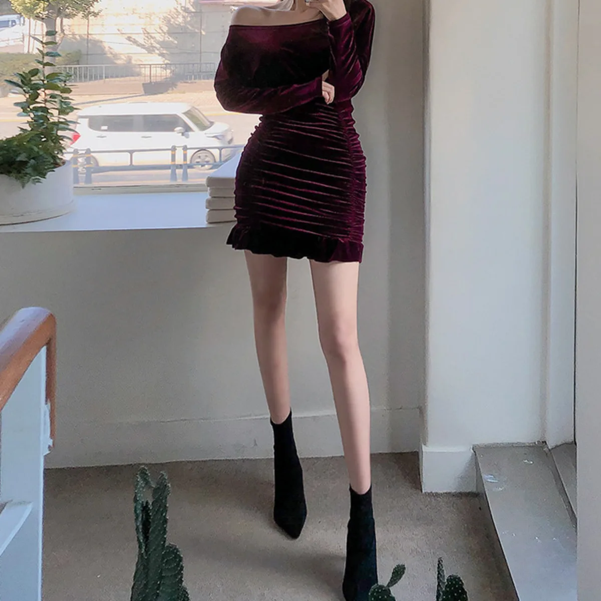 

BacklakeGirls Women Off Shoulder Velvet Ruched Dresses Long Sleeve Winter Sexy Bodycon Mini Vestidos De Fiesta Ropa Mujer