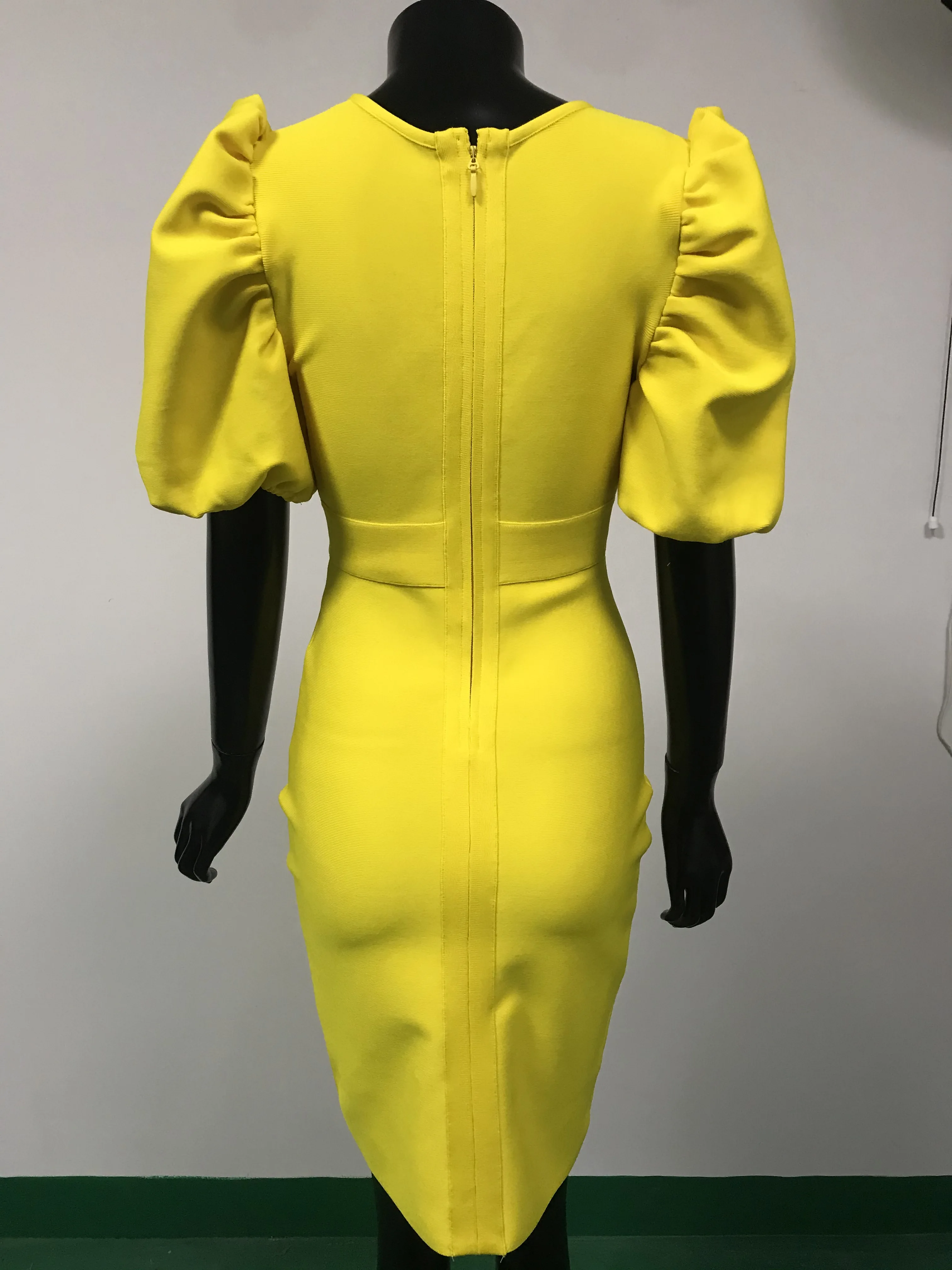 Женское короткое Бандажное платье желтое однотонное вечернее знаменитости с