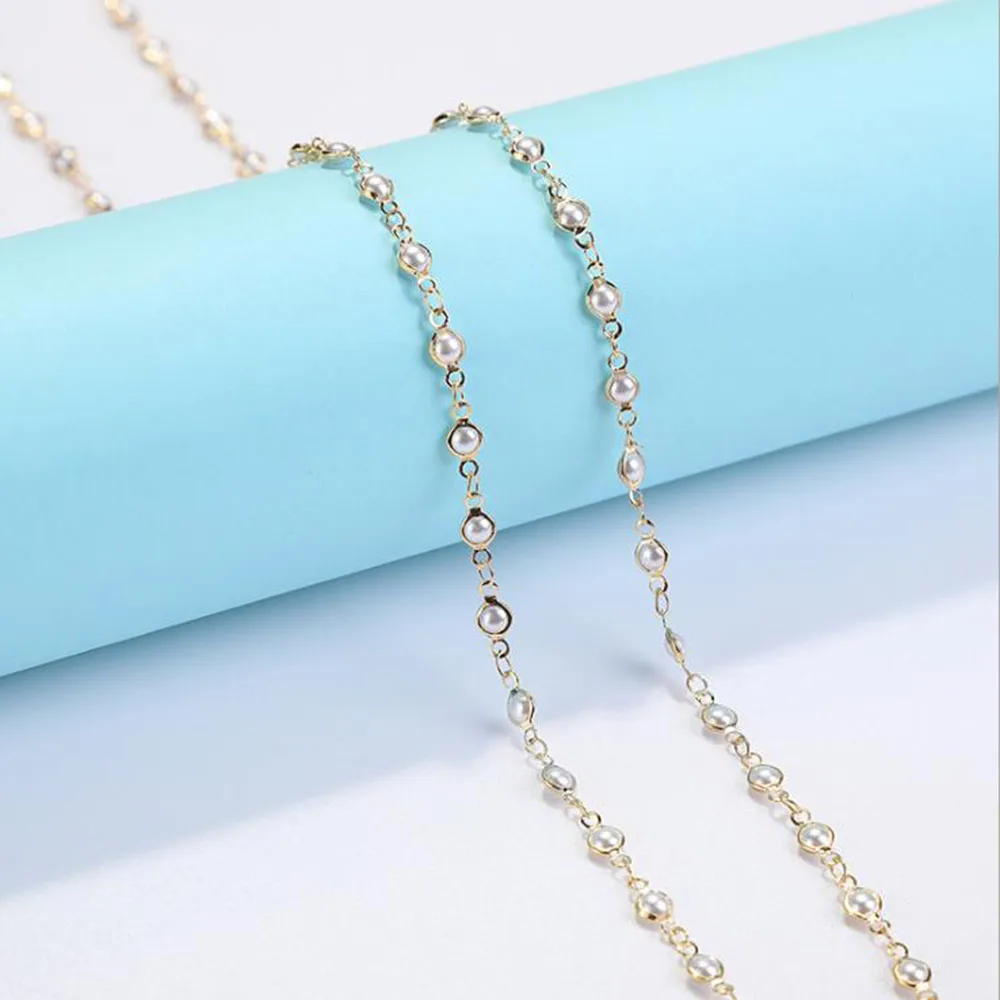 Цепочка для очков с белыми хрустальными бусинами и жемчугом металлическая