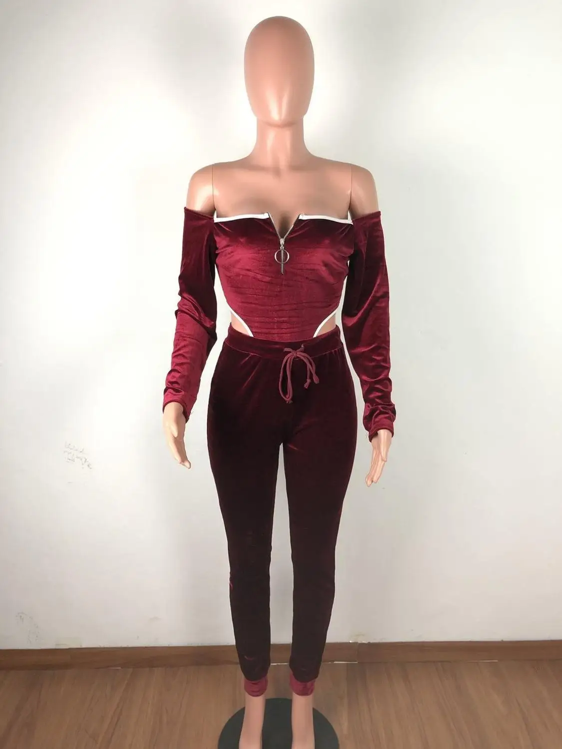 Женский Бархатный спортивный костюм с открытыми плечами и брюками карандаш| |