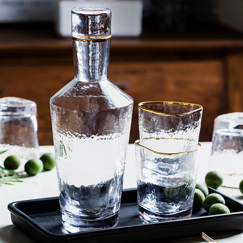 Европейский бокал для вина с неравномерным горлышком золотым ободком воды