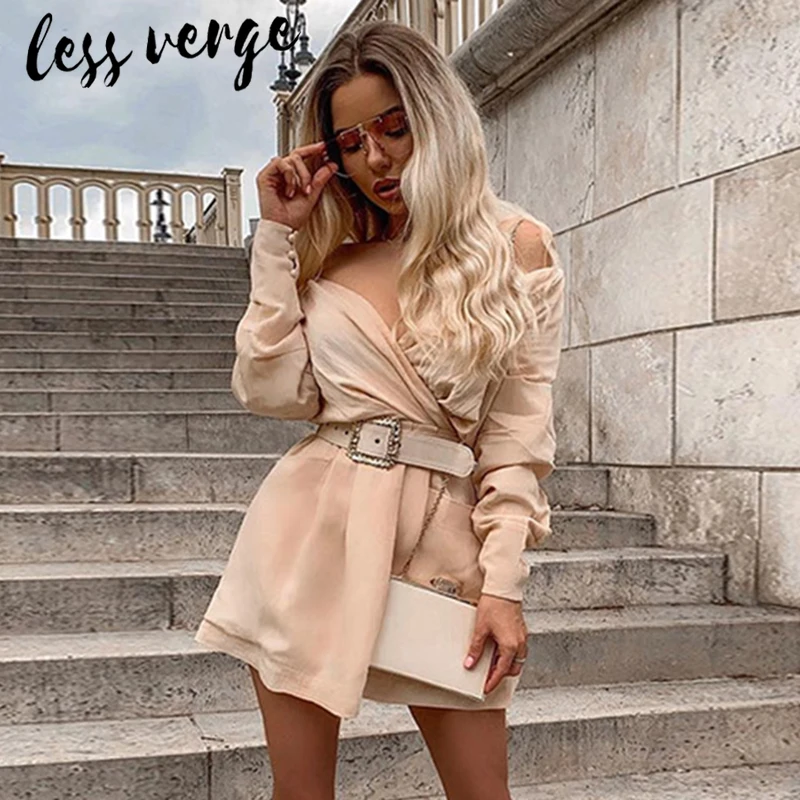 Короткое Хлопковое платье трапеция цвета хаки с длинными рукавами и карманом на