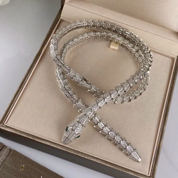 Очаровательное ожерелье в виде змеи маленькая змея полная бриллиантов