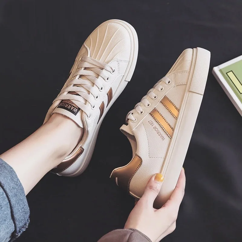 

Женские кроссовки на массивной подошве, из ПУ кожи