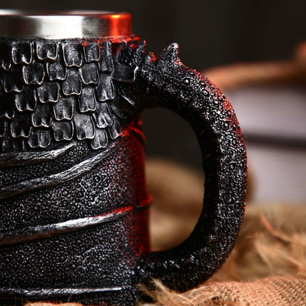 Пивная кружка в средневековом стиле с изображением черного дракона из