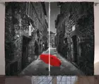 Черно-белые кухонные шторы красный зонт на темной узкой улице в Тоскане Италия дождливая зимняя декор домашнего окна