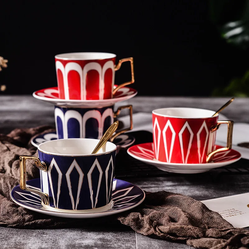 

Европейские наборы кофейных чашек с ложкой, европейские маленькие роскошные керамические кружки, набор позолоченных чашек для послеобеден...