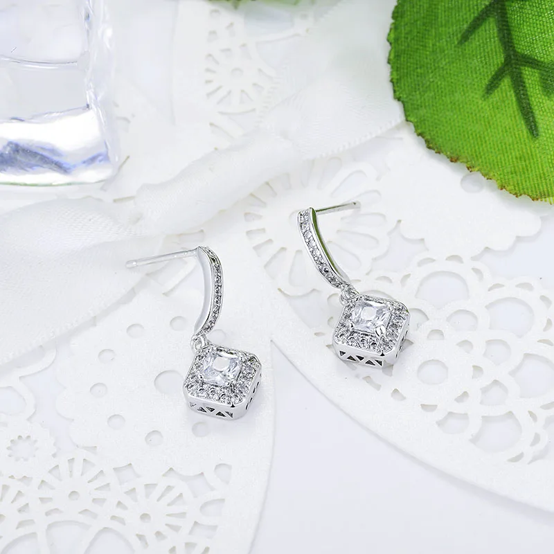 Женские длинные серьги гвоздики MAIKALE сережки золотистого/серебристого цвета с