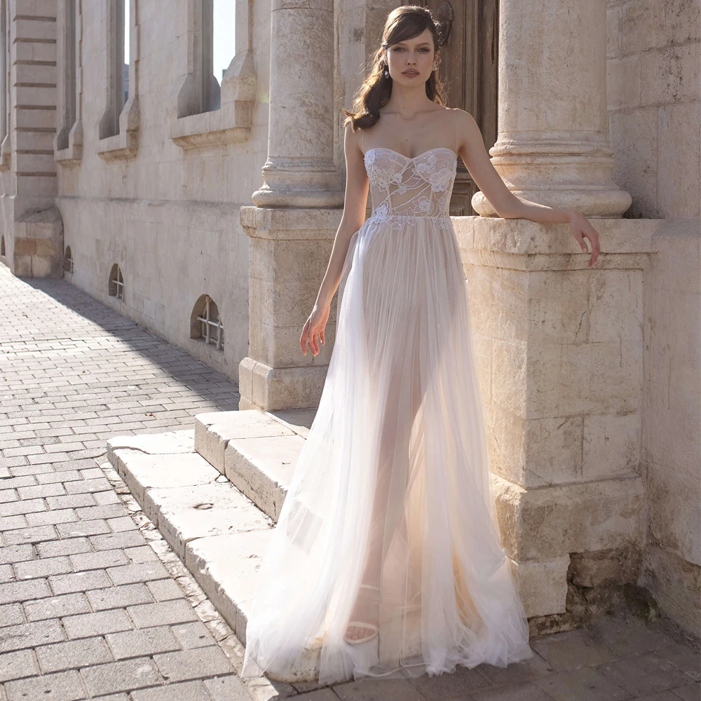 

Кружевное платье-трапеция на тонких бретельках, с аппликацией