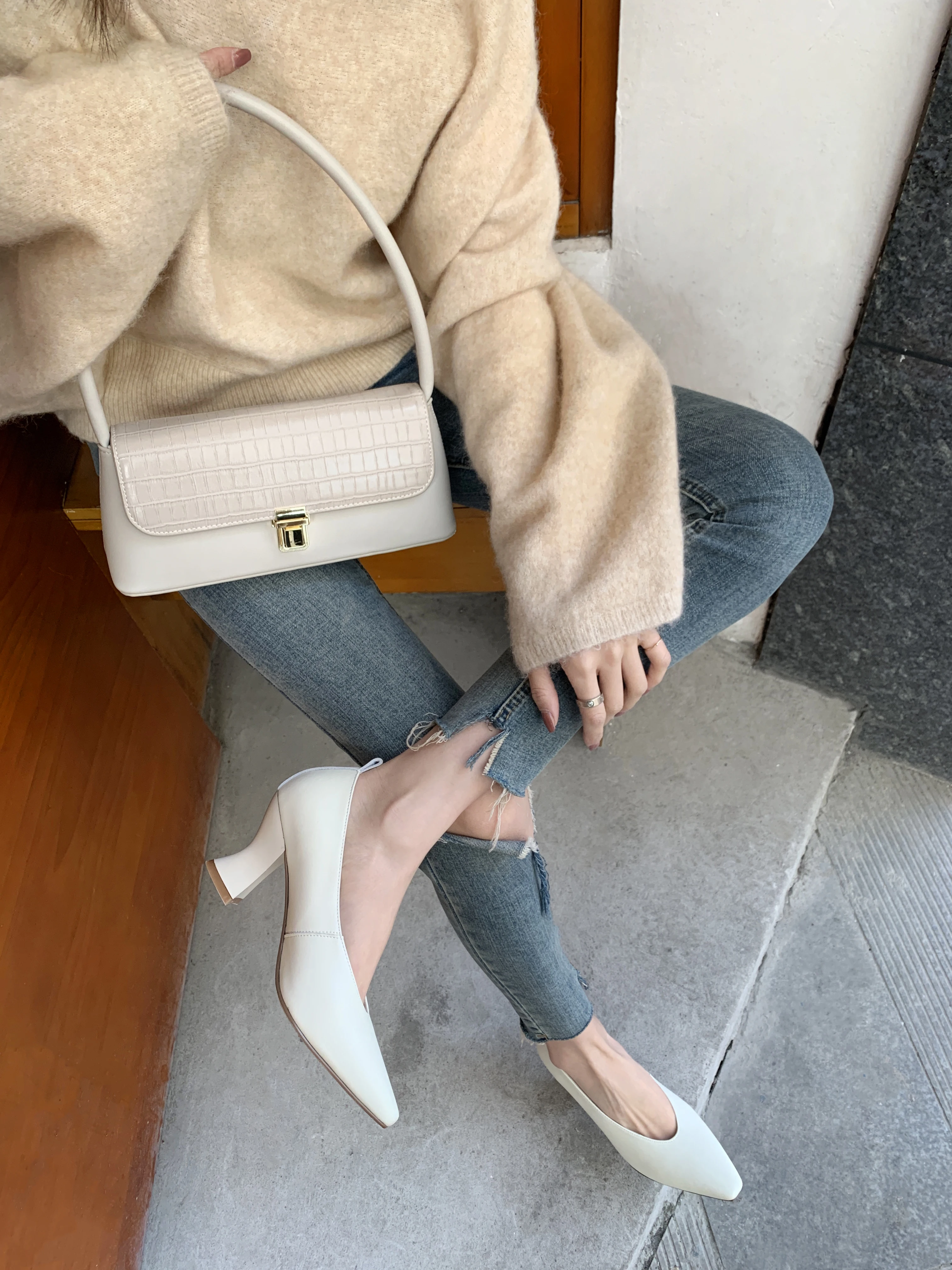 

Летние модные кожаные туфли внутри и снаружи в стиле ретро с острым носком на высоком каблуке, 2021