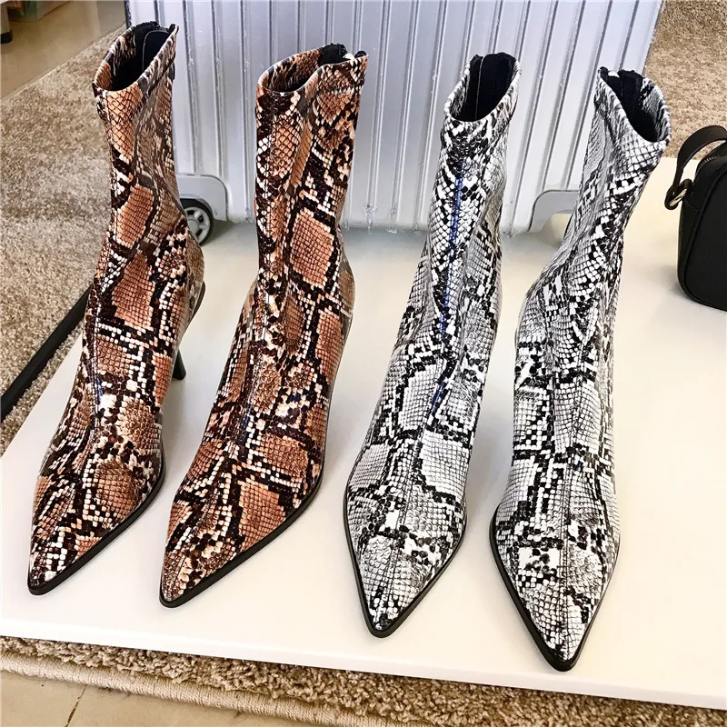 

Женские ботильоны на молнии, белые ботинки со змеиным принтом, роскошные дизайнерские ботинки с низким острым носком, на высоком каблуке, ос...