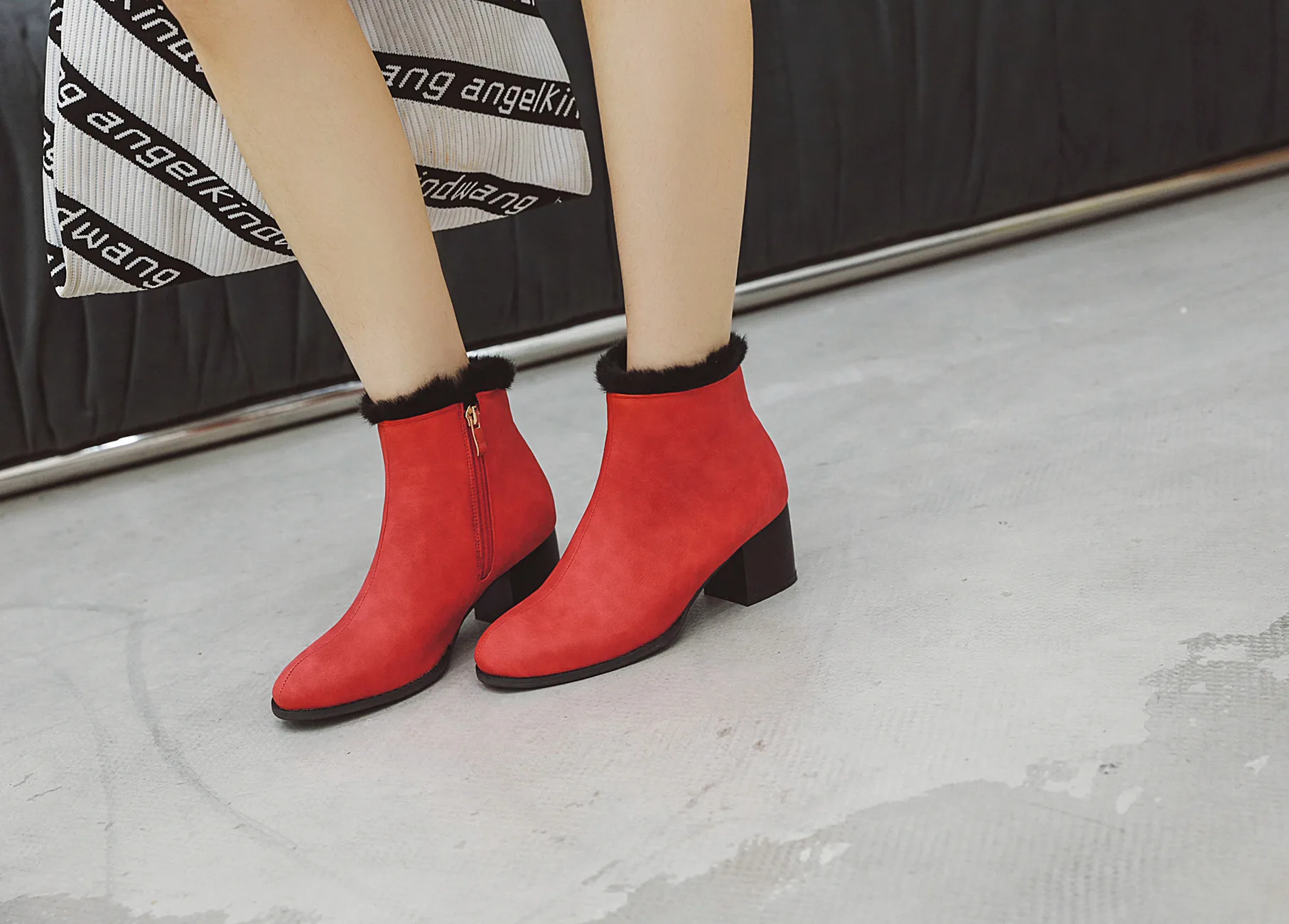 Женские сапоги на молнии с коротким круглый носок обувь среднем каблуке Зимняя