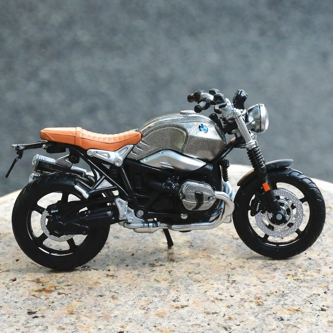 

Maisto 1:18 BMW R Nine T Scrambler Motogp Motorcycle Model Souvenir Toy Collectible Mini Moto Die Cast