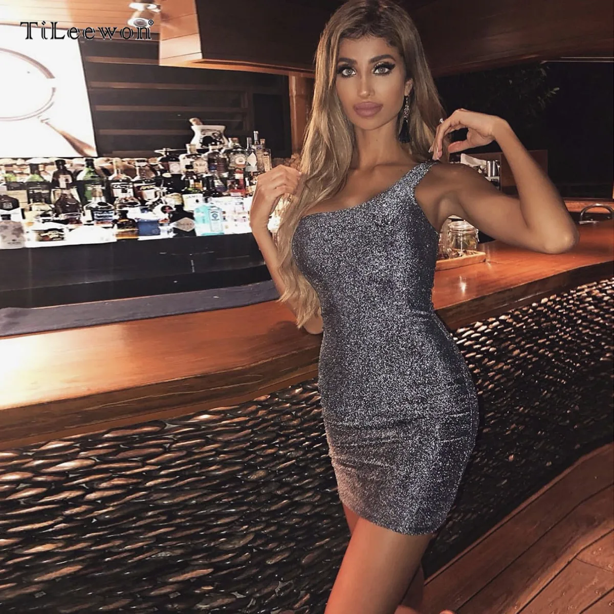 Женское облегающее платье на одно плечо золотистое и серебристое повседневное