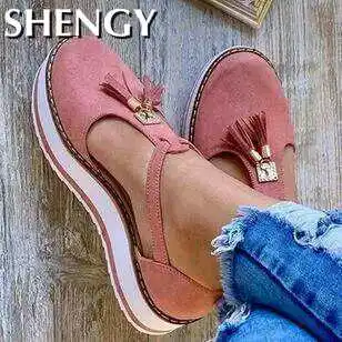 Женские сандалии с бахромой на плоской платформе ремешком и пряжкой