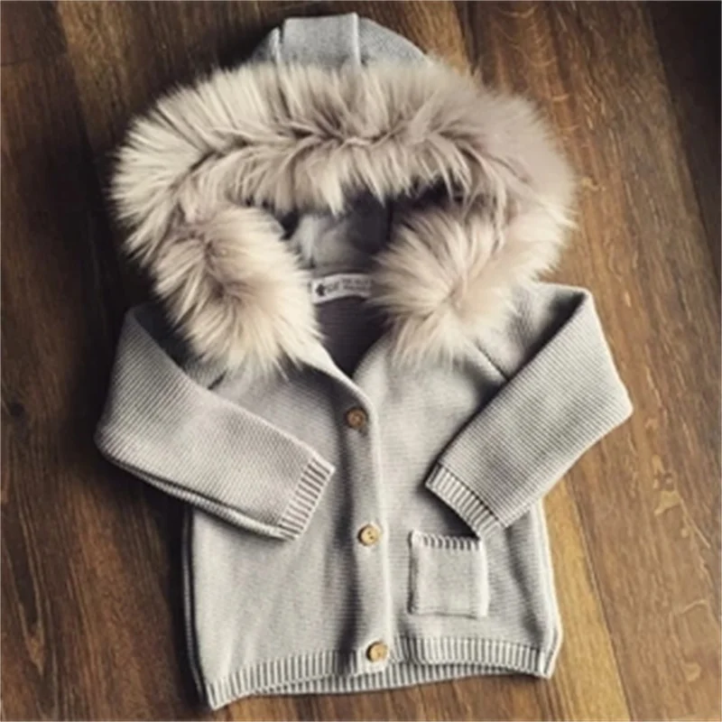 Детский свитер с капюшоном украшенный карманами кардиган на пуговицах длинными