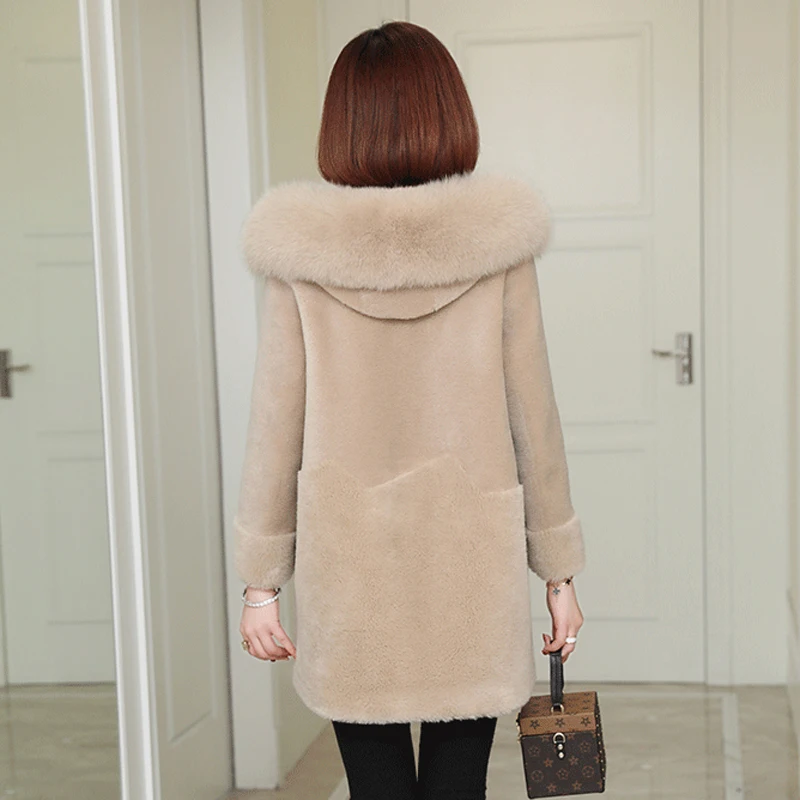 Женская зимняя куртка средней длины из овечьей шерсти с искусственным мехом |