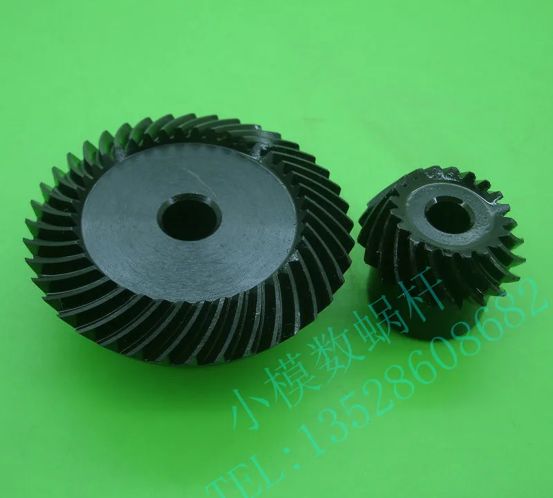 Satılık 1.5 Mod Spiral Konik Dişli Dişli Oranı 1:2 Büyük Mekanik Parçaları 90 Derece Geri Azaltma Salıncak Kapısı Hareketi Dişli