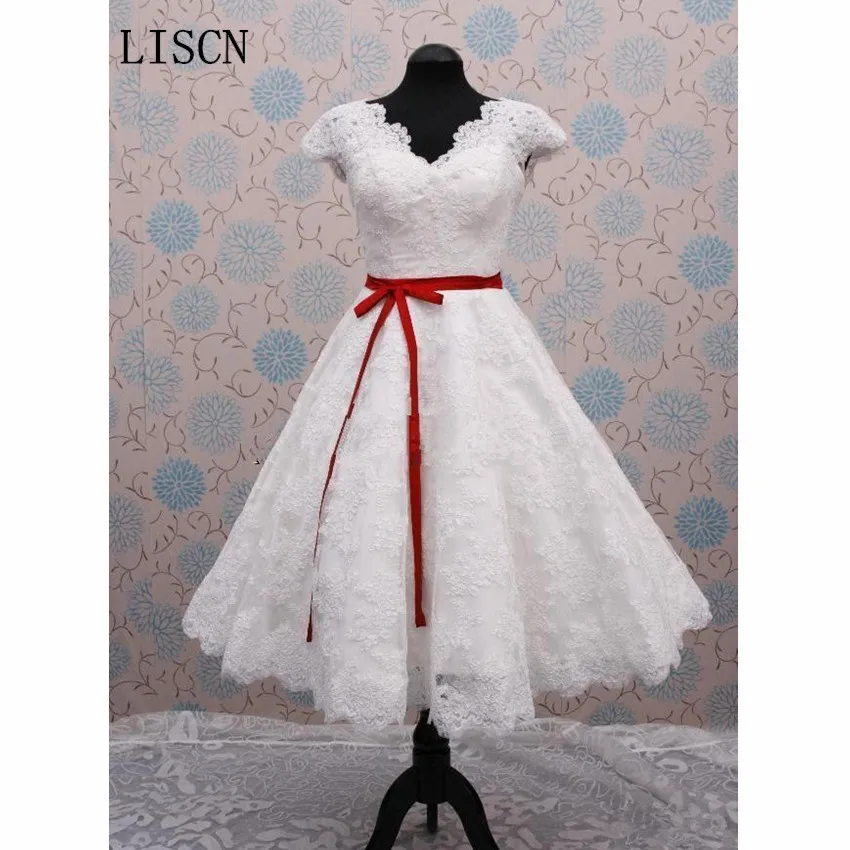 

Платье свадебное короткое ТРАПЕЦИЕВИДНОЕ, кружевное, с рукавом-крылышком и аппликацией ручной работы, винтажное, длиной ниже колена, с V-обр...