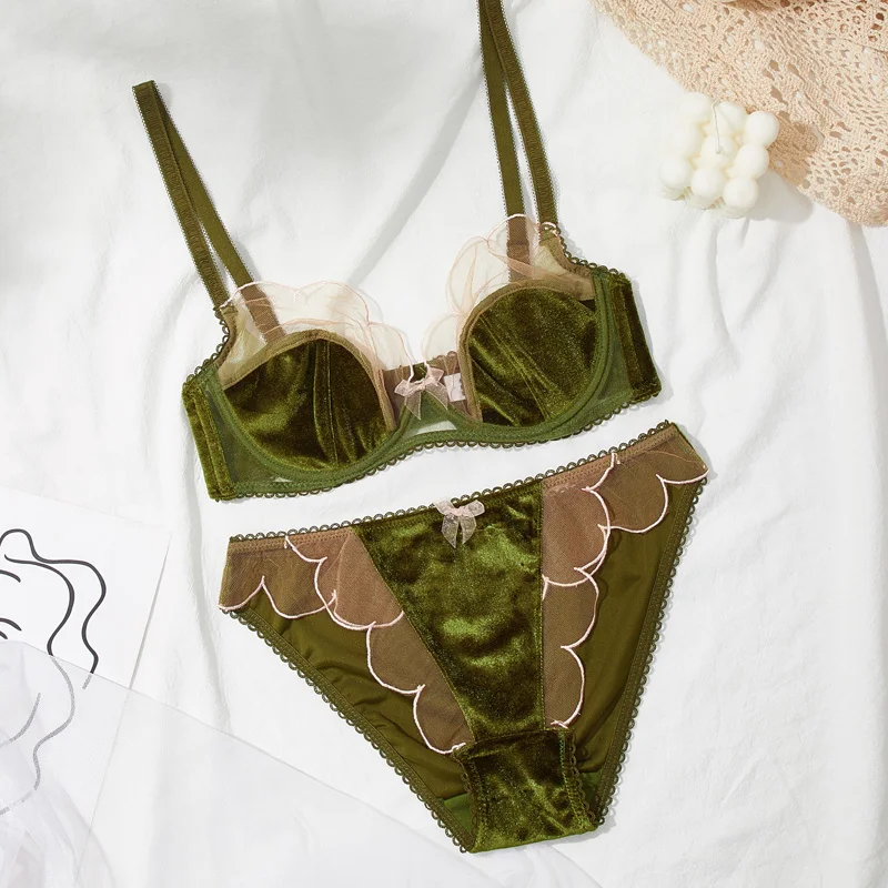 Бархат и кружева контрастного цвета чашечки расположены рядом удобные