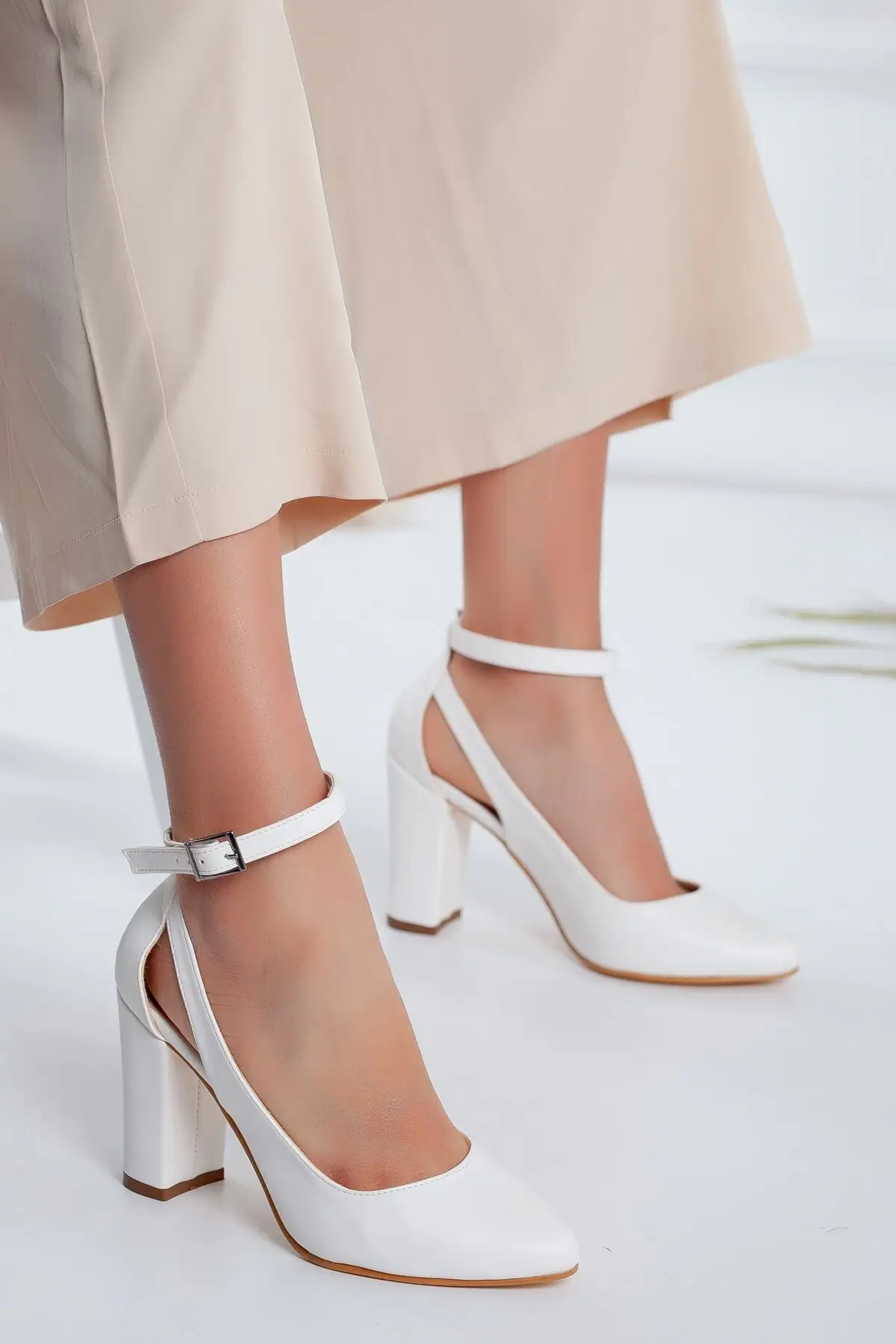 

2021 Ladies Pumps Lillian heels white skin shoes New Fashion Elegant Stylish Lady Hot Party Designer Women Pumps Shoes