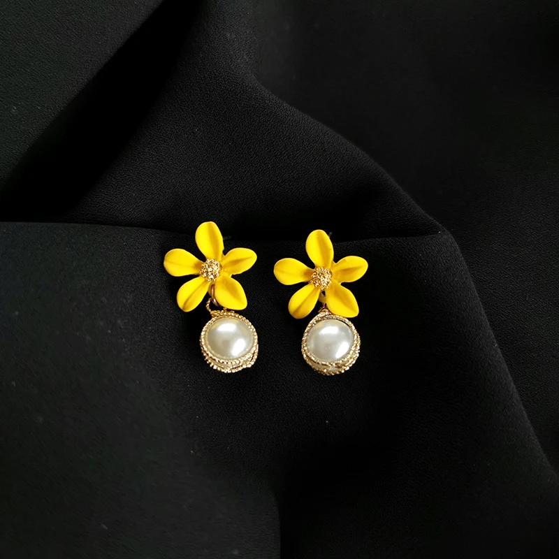 Серьги гвоздики с маленькими маргаритками и желтыми цветами темпераментные