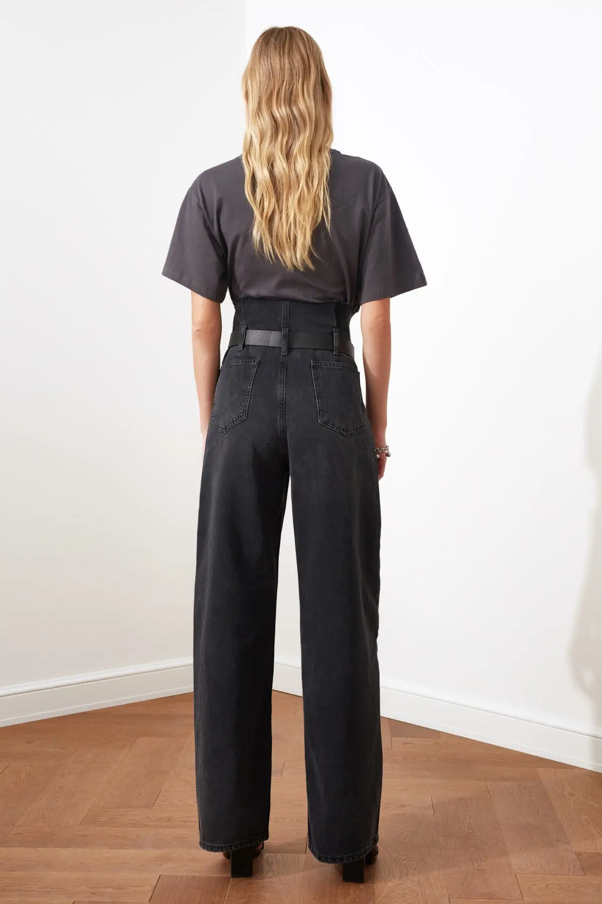 

Trendyol Arched Waist Detail Super High Waist Wide Leg Jeans TWOAW21JE0306