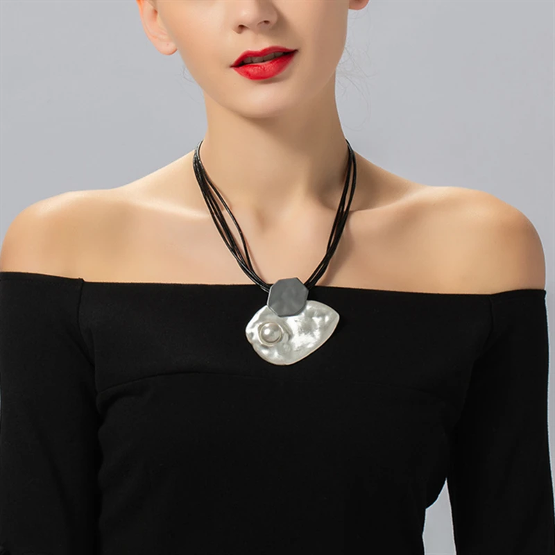 

ALLYES Irregular Metal Pearl Charm Pendant Choker Necklace for Women Clavicle Chain Collar Statement Necklaces Female Jewelry