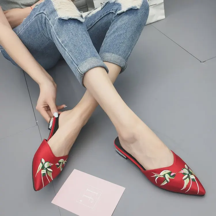 Женские мюли с вышивкой летние шлепанцы на плоской подошве без застежки острым