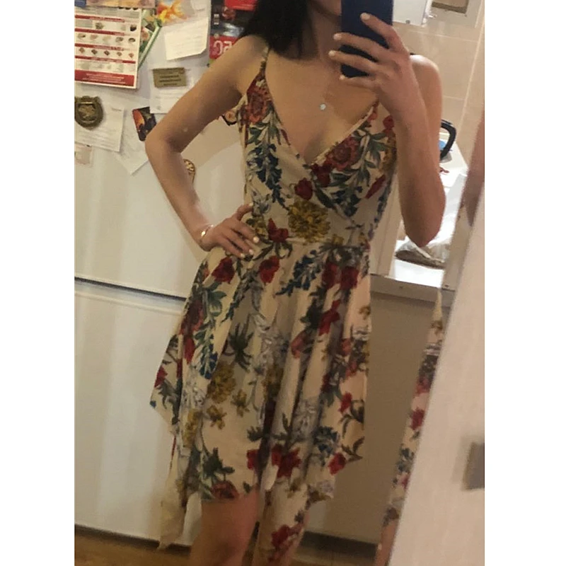 Женское шифоновое платье в горошек с открытыми плечами и воланом на бретелях |