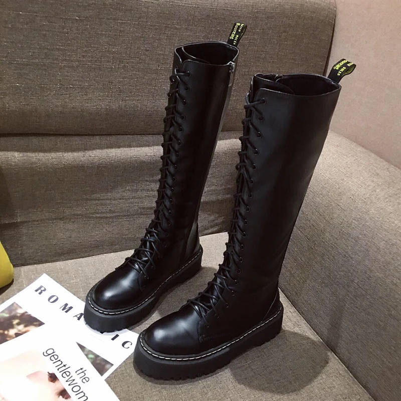Женские высокие сапоги до колена с круглым носком; ботинки «Martens» в байкерском стиле; обувь для верховой езды на шнуровке; обувь на платформе с боковой молнией; Повседневная шикарная зимняя обувь; большие размеры