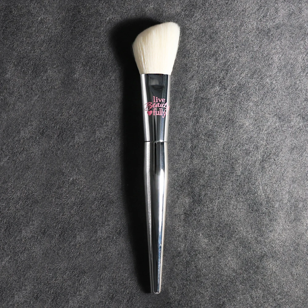 Угловая мягкая кисть для румян It Cosmetic серебристая хромированная Косметическая