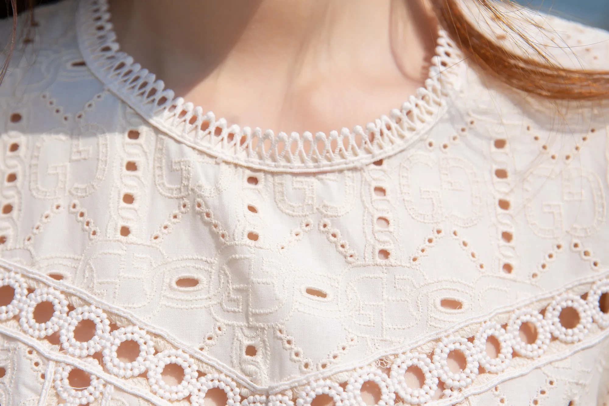 

2021 Summer Women Two Pieces Set Fashion White Embroidery Hollow Out Cotton Sweet Shirts + Shorts Suits