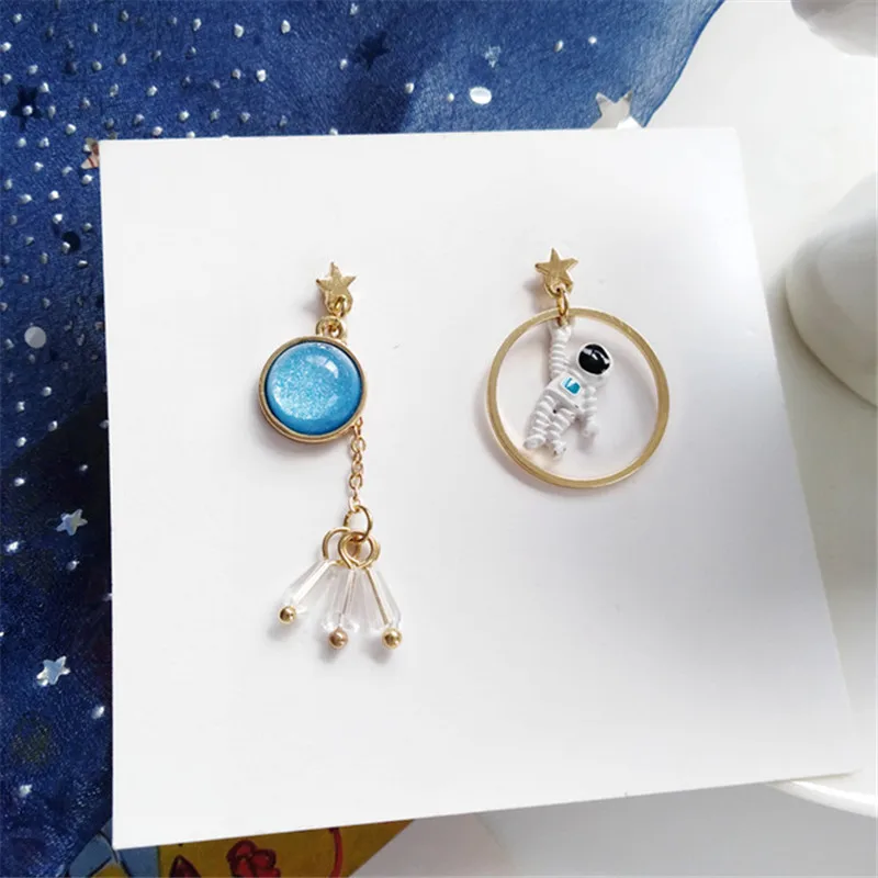 

Fashion Asymmetric astronauts earrings woman Retro resin crystal earrings contracted temperament earrings for women jewelry