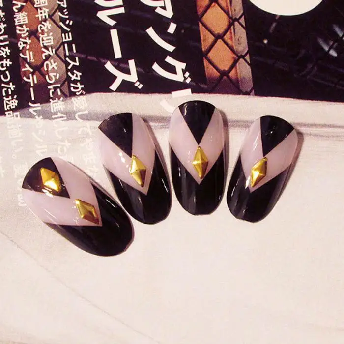 24 pcs Black Transparent Finished Fake Nails with Rivet Designs Round fake press on nails Full Cover artificial nails with glue