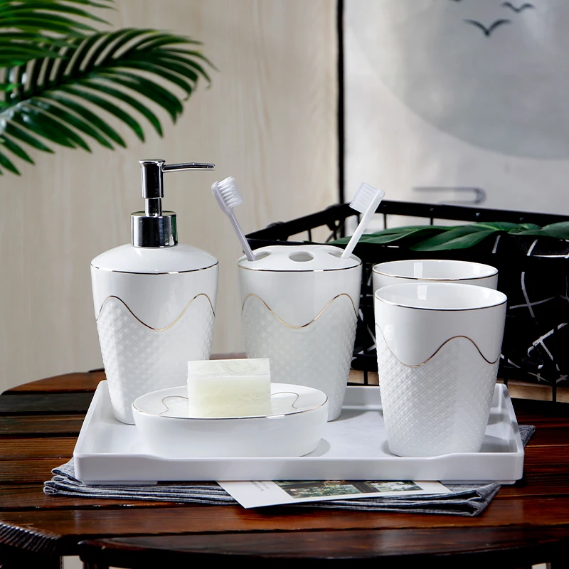 Рельефные керамические аксессуары для ванной комнаты с деревянным подносом