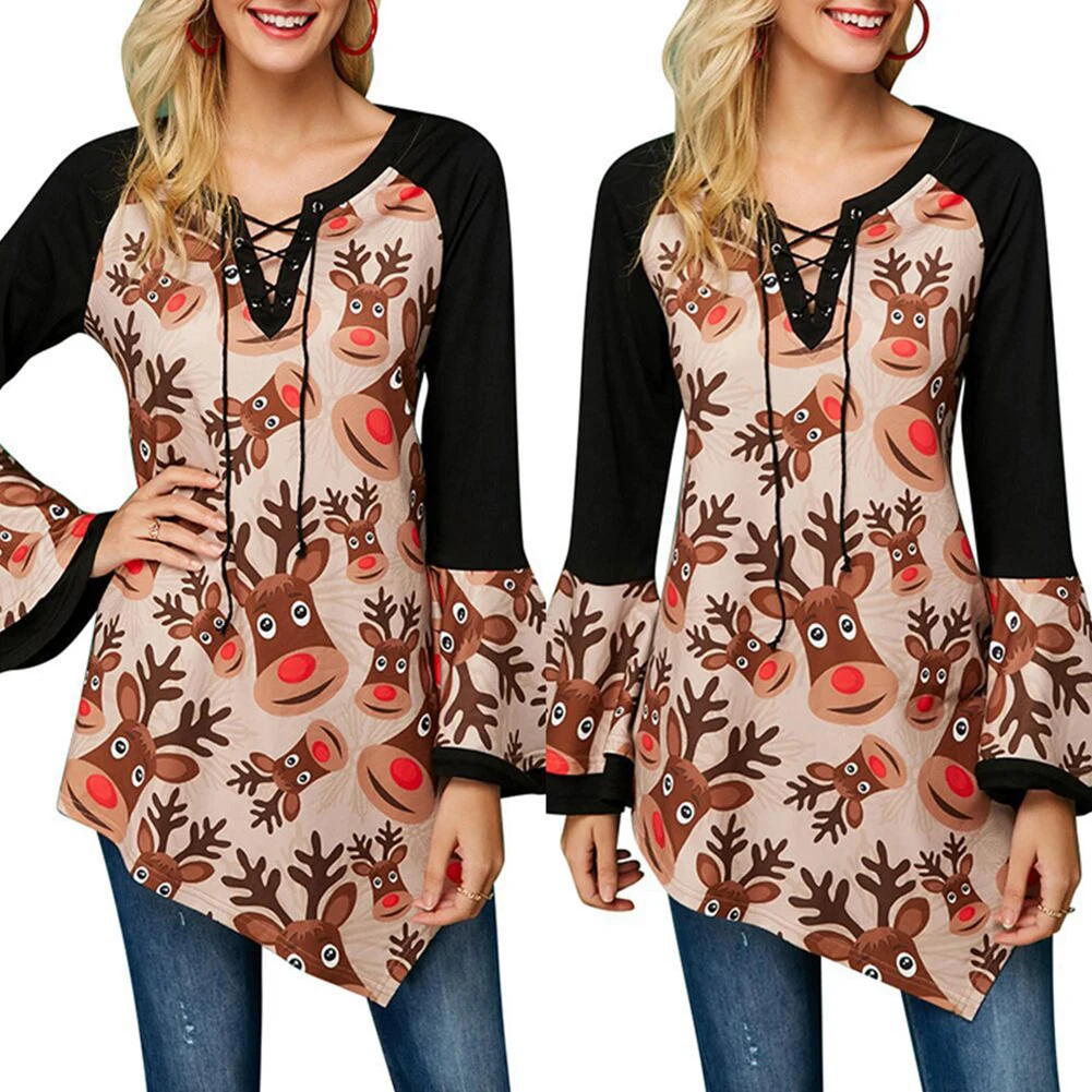 Женская блузка с круглым вырезом расклешенными рукавами и принтом