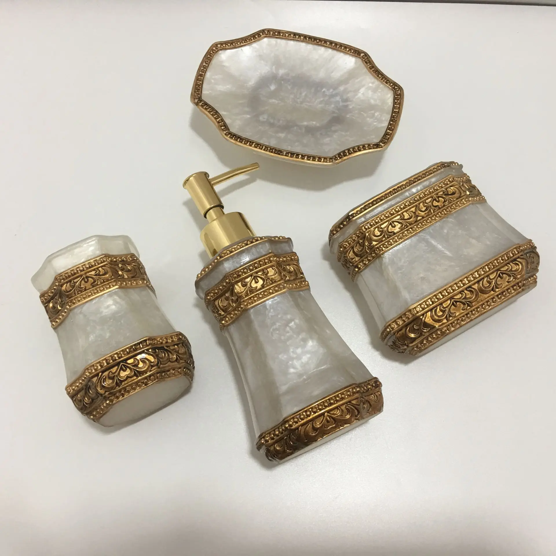 4pcs Модная Высококачественная ванная комната из смолы пять штук в наборе набор сантехники набор для умывания ванной набор мыльница красивая - Цвет: 4pcs